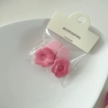 Vista detallada de pinzas para el cabello de flores rosas en tarjeta blanca - Clip de Base Rosa Claro