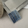 Drei blaue Haarspangen mit Farbverlauf und mattem Finish in transparenter Verpackung - Tiefblau Quadratisch