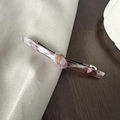 Detailsicht der langen Acetat-Haarspange mit lila und rosa Marmor-Wirbelmuster - Lila