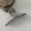 Macro-detail van de 13cm matgrijze haarklem met gekruist ontwerp en metalen veermechanisme - Grijsgroen