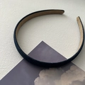 Detalle de la diadema de mezclilla azul con textura tejida y forro de terciopelo antideslizante - Azul Marino Estilo Pequeño