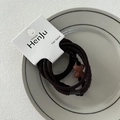 Detailansicht dunkelbrauner Haargummis mit verschiedenen Texturen und Schleifenanhänger - Schleife Kaffee