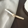 Nahaufnahme einer Haarspange aus cremefarbenem Acetat mit Marmortextur und Metallclip - Beige