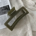 Detalle de una pinza para el pelo verde oliva grande con acabado brillante y diseño hueco - Verde