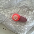 Nahaufnahme einer rosa matten Haarklammer mit niedlichem rotem und weißem Smiley-Motiv - Hellrosa Smiley