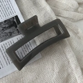 Detalle de la pinza para el cabello gris translúcido con estructura rectangular elegante - Gris