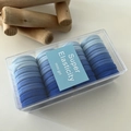 Detail van blauwe gradiënt haarelastiekjes in een doosje met hoge elasticiteit voor haar - Blauw