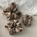 Lot de trois chouchous en satin champagne de différentes tailles sur fond gris neutre - Grand / Khaki