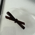 Gros plan détaillé d'une barrette à cheveux en acétate marron foncé avec clip doré - Café Foncé