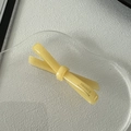 Détail d'une barrette à cheveux en acétate faite main, jaune ambre avec fini poli - Jaune
