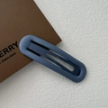 Detalle de una pinza para el cabello ovalada azul oscuro mate en fondo blanco - Azul