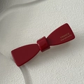 Dettaglio della molletta per capelli a fiocco rosso scuro con scritta dorata France Handmade - Fiocco