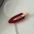 Dettaglio mini molletta per capelli bordeaux con struttura oro e scritta Creation France - Fermagli per capelli senza pieghe