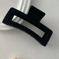 Dettaglio di una grande clip per capelli quadrata nera opaca con design minimalista - Nero