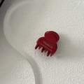 Dettaglio macro di mini fermaglio per capelli bordeaux con logo France Handmade dorato - Mini Artiglio Per Capelli