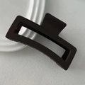 Vista macro della pinza per capelli rettangolare marrone scuro opaco con cornice geometrica - Marrone