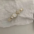 Detailansicht der Samt-Haarklammer mit cremefarbenen Perlen und goldenem Rosenrelief - Perle Rose Haarklammer