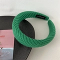 Détail d'un bandeau en maille verte avec texture côtelée et étiquette faite main - Vert Tricoté