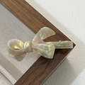 Détail d'une barrette à nœud en acétate avec gravure France Handmade sur le clip - Gris Coquillage
