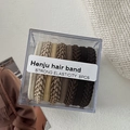 Primer plano de 8 gomas de pelo trenzadas de alta elasticidad en tonos tierra neutros en caja - Café Negro Trenzado