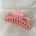 Vista dettagliata della grande clip per capelli rosa con meccanismo a molla preciso - Rosa