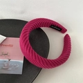 Détail d'un serre-tête tricoté épais rose rouge avec étiquette fait main sur plateau gris - Rouge Rose Tricoté