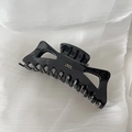 Dettaglio della grande molletta per capelli nera lucida con scritta dorata Barrette la France - Nero