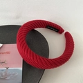 Gros plan du serre-tête en tricot rouge avec étiquette tissée faite à la main - Rouge Foncé Tricoté