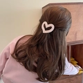 Pinza de pelo Luvmood con forma de corazón hueco irregular rosa mate usada por modelo - Rosa crema