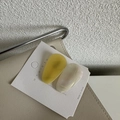 Detalle de pinzas para el cabello de acetato ámbar y blanco perlado en una tarjeta - Grupo de Pinzas de Pico de Pato Gota / Amarillo y Blanco Perla