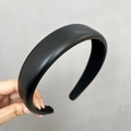 Dettaglio del cerchietto imbottito in ecopelle nero opaco con grana fine e fodera liscia - Nero