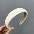 Dettaglio del cerchietto in pelle beige con fodera antiscivolo e design retrò spesso - Bianco Crema