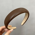 Primo piano della fascia spessa in pelle PU marrone scuro con trama dettagliata - Caffè Scuro