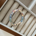 Buntes Plüsch-Haargummi mit Pompon-Textur in einer hochwertigen Schmuck-Geschenkschachtel - Beige