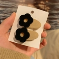 Coppia di eleganti mollette per capelli con fiori neri floccati e base in tessuto kaki - Nero (Motivo Floreale) / Floccaggio nero