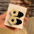 Set di due fermagli per capelli con fiori in velluto beige e nero con texture floccata - Fiore Bianco / Bianco Floccato