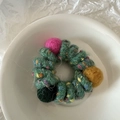 Détail de boules en feutre colorées sur élastique à cheveux spirale vert foncé robuste - Style Balle de Laine / Vert