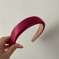 Detailansicht des gepolsterten Satin-Haarreifs in Magenta mit glänzender Seidentextur - Rosarot Breit Satin
