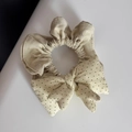 Détail d'un chouchou beige avec pois verts et broderie florale blanche délicate - Pois Nœud Rembourré - Vert Clair