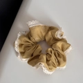 Détail du chouchou en coton jaune avec bords en dentelle blanche et motifs floraux fins - Bordure Dentelle Floral - Jaune