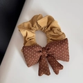 Détail du chouchou nœud en tissu jaune gingembre et à pois montrant la texture du matériau - Pois Nœud Rembourré - Jaune