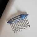Dettaglio del fermaglio per capelli a quadri blu con cuore di velluto e denti in metallo - Pettine per Capelli Cuore