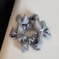Vista dettagliata dell'elastico per capelli in raso grigio argento con eleganti perle - Grigio Chiaro