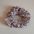 Dettaglio dell'elastico per capelli in tessuto a scacchi rosa e bianco increspato - Piccolo Elastico Plaid Sottile / Rosa
