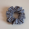 Dettaglio della trama del tessuto a quadretti blu e bianchi su un morbido elastico - Piccolo Elastico Plaid Sottile / Blu Notte