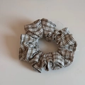 Vista dettagliata della trama del tessuto a quadretti marrone e beige su un elastico morbido - Piccolo Elastico Plaid Sottile / Cachi