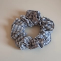Dettaglio ravvicinato della trama a scacchi blu e bianca sull'elastico per capelli - Piccolo Elastico Plaid Sottile / Blu