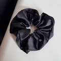 Dettaglio di un grande elastico in raso nero con morbide pieghe e ciondolo a cuore - Elastico Grande in Satin Nero Con Cuore Argento
