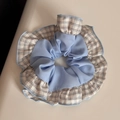 Dettaglio di scrunchie azzurro con bordo a quadri, texture in chiffon e volant - Blu Vibrante - Scrunchie Con Volant