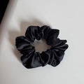 Dettaglio dello scrunchie in raso nero con un delicato ciondolo a cuore in argento - Elastico Piccolo in Satin Nero Con Cuore Argento